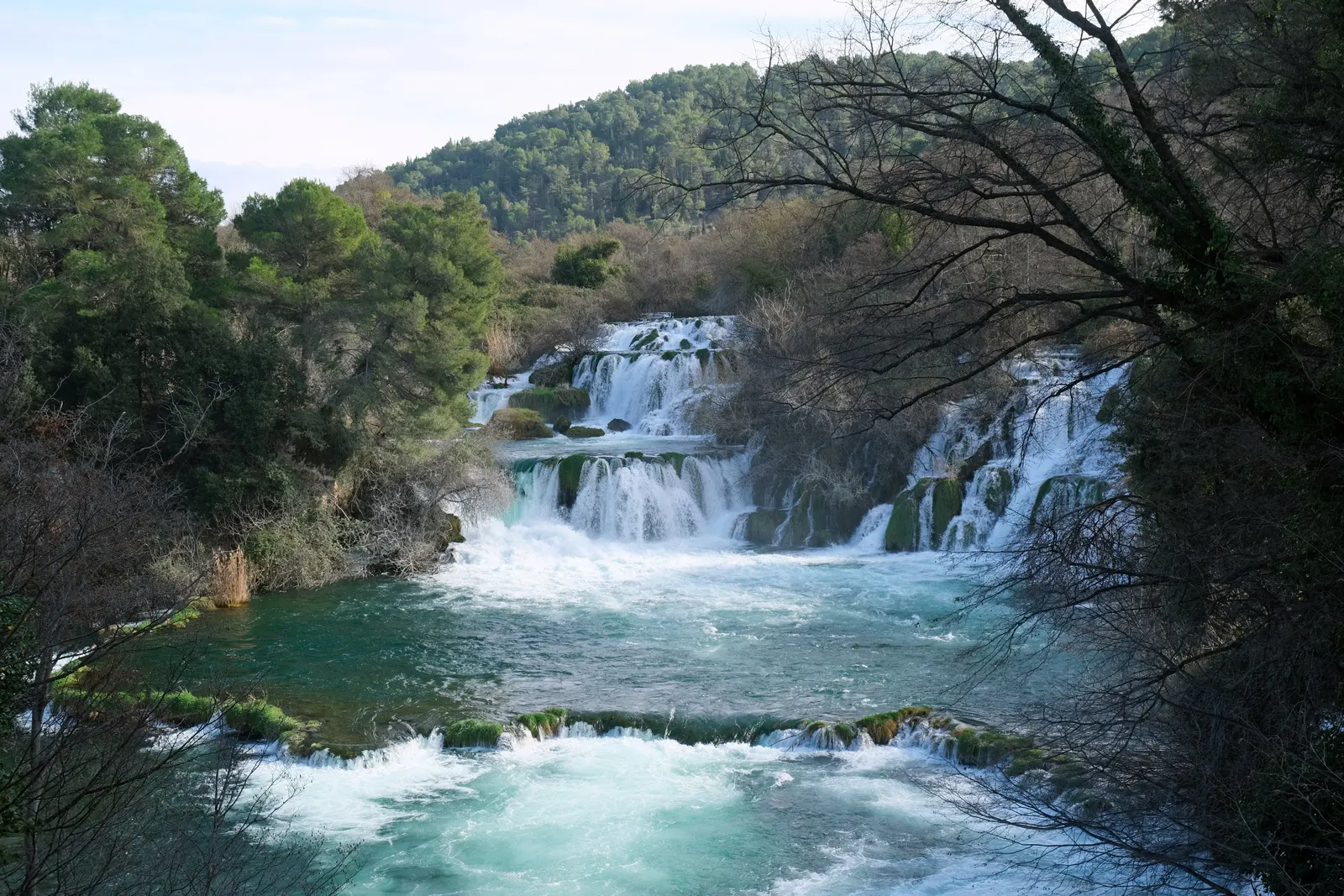 Cascaderende watervallen van Skradinski Buk in Nationaal Park Krka met turquoise rivierwater en beboste heuvels
