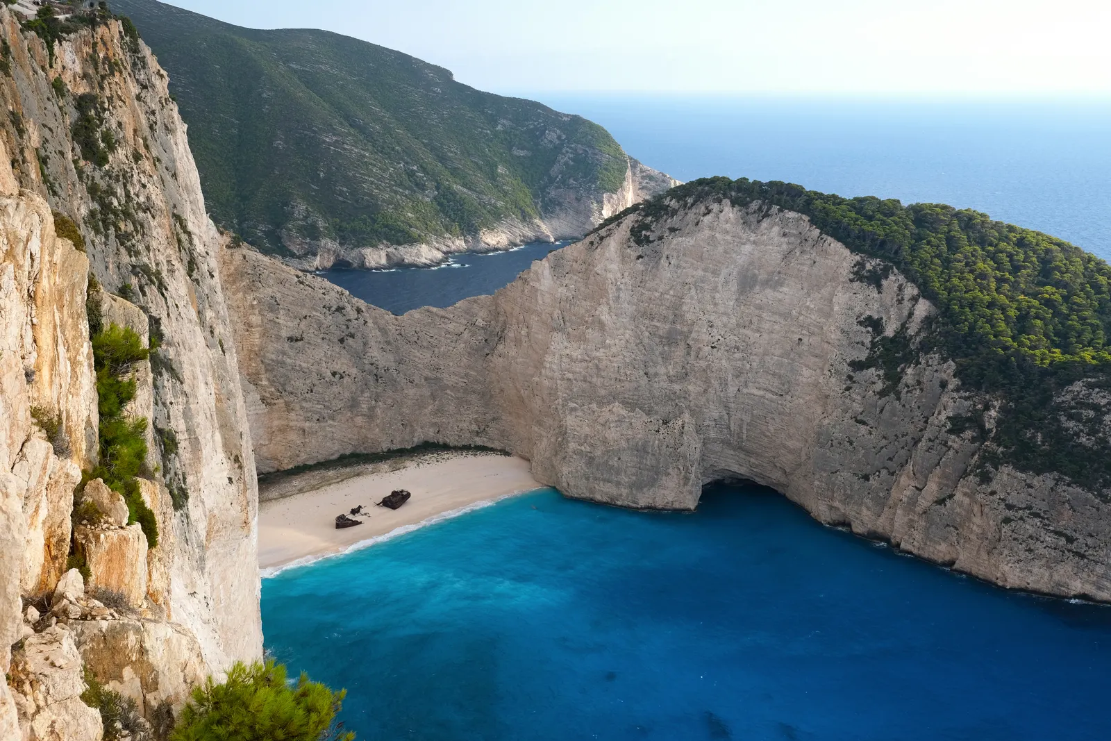 Navagio Beach op Zakynthos met het scheepswrak op het zandstrand, omringd door witte kliffen en diepblauwe zee