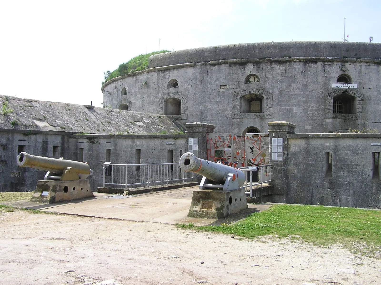Rond Oostenrijks-Hongaars fort met twee oude kanonnen bij de ingang, Fort Bourguignon in Pula