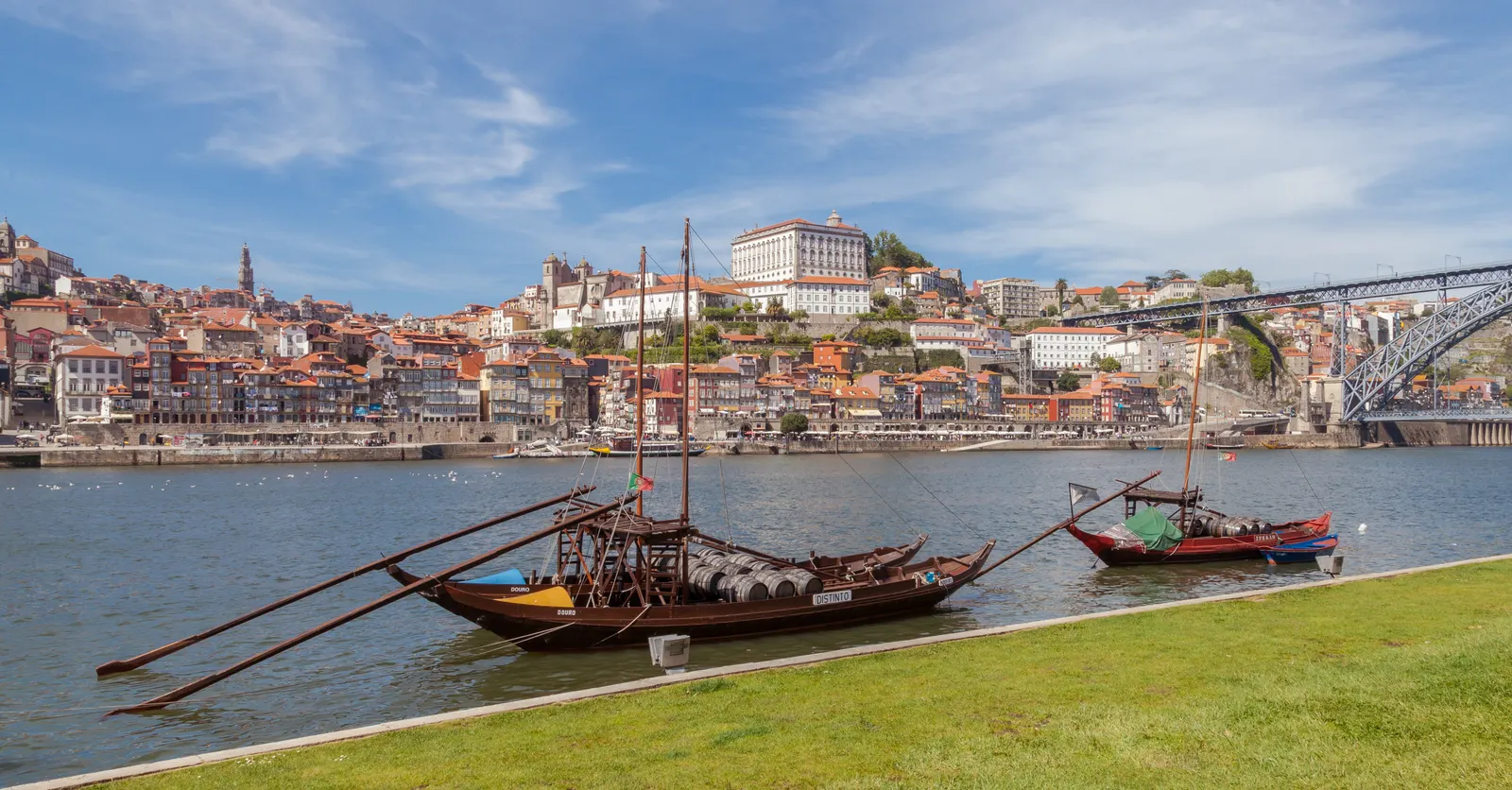 Rabelo-bootjes op de Douro met de kleurrijke Ribeira van Porto en de Dom Luís I-brug op de achtergrond