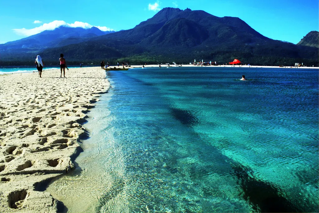 White Island-zandbank met turquoise water en de vulkaan Mount Hibok-Hibok van Camiguin op de achtergrond