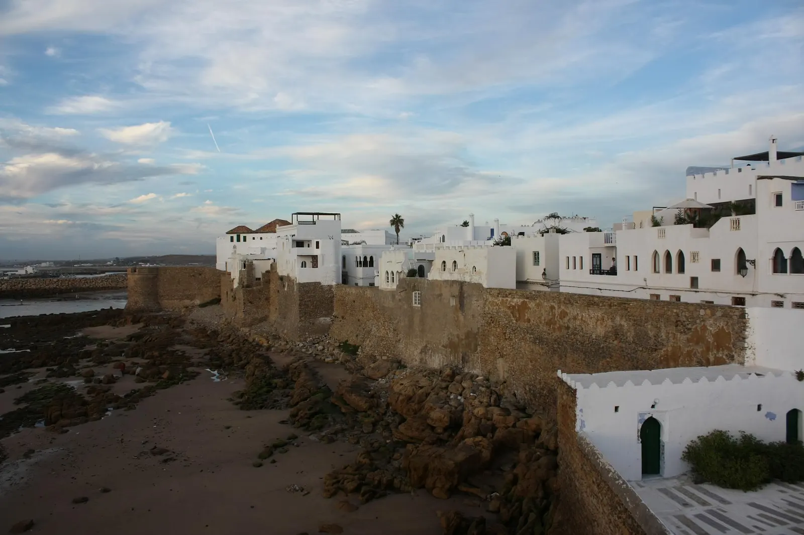 Witte huizen van de medina van Asilah boven de oude stadsmuur aan de kust