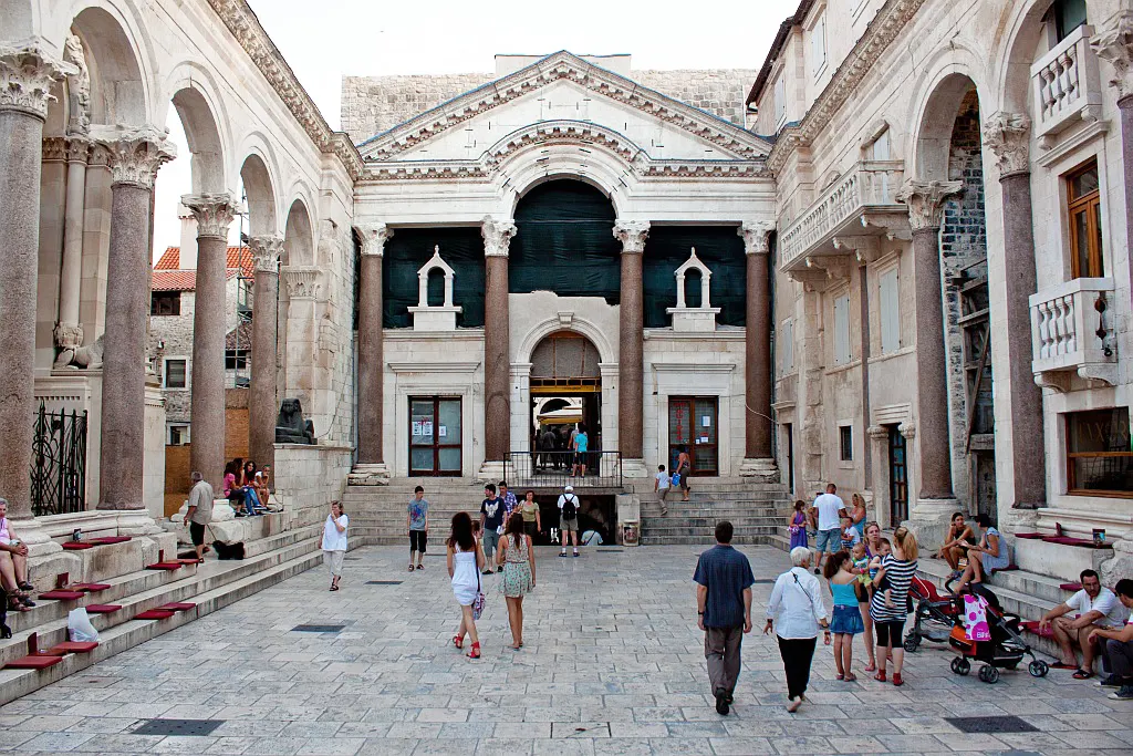 Het Peristilium in Split met Romeinse zuilen en arcades rond het plein van het Diocletianuspaleis