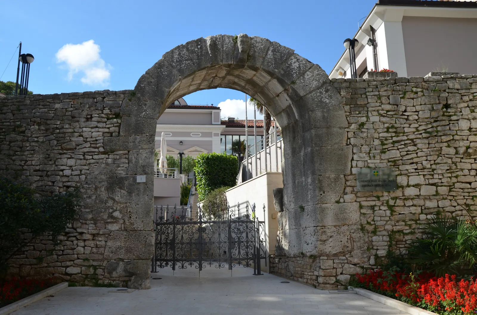 Romeinse stenen boogpoort van Hercules in een oude stadsmuur in Pula onder een blauwe lucht