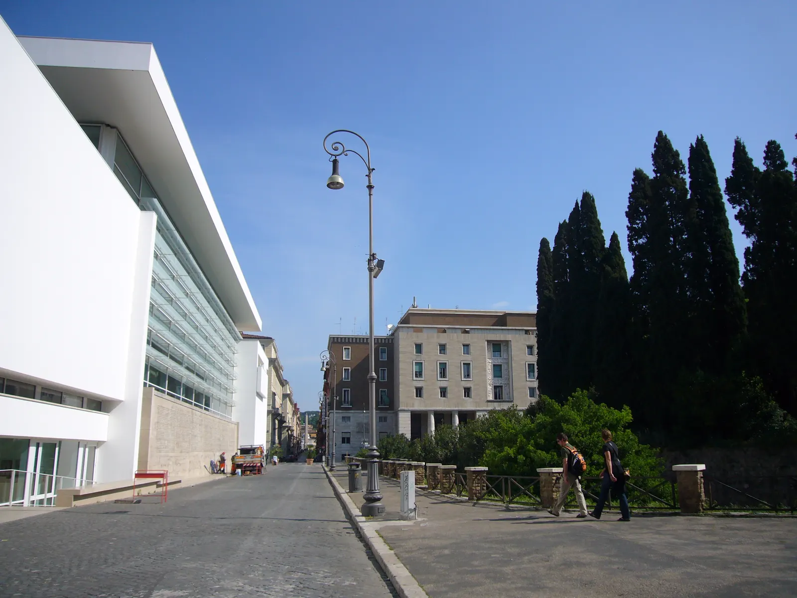 Wit modern gebouw van het Ara Pacis Museum met glazen gevel aan een straat in Rome onder blauwe lucht