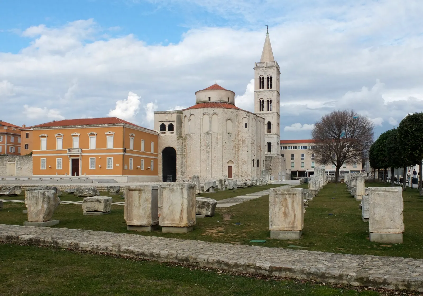 Het Romeinse Forum van Zadar met de ronde Sint-Donatuskerk en klokkentoren onder een bewolkte lucht