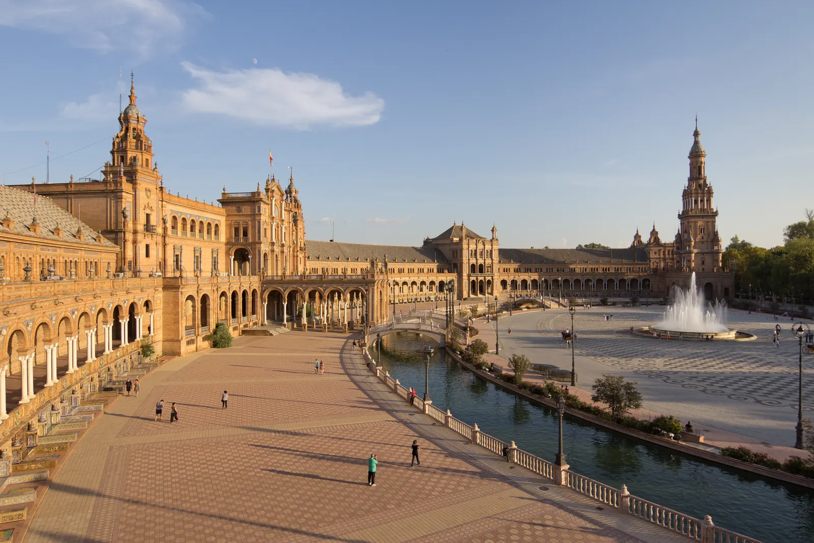 Plaza de España in Sevilla met halfronde gevel, torens, kanaal en fontein in warm avondlicht