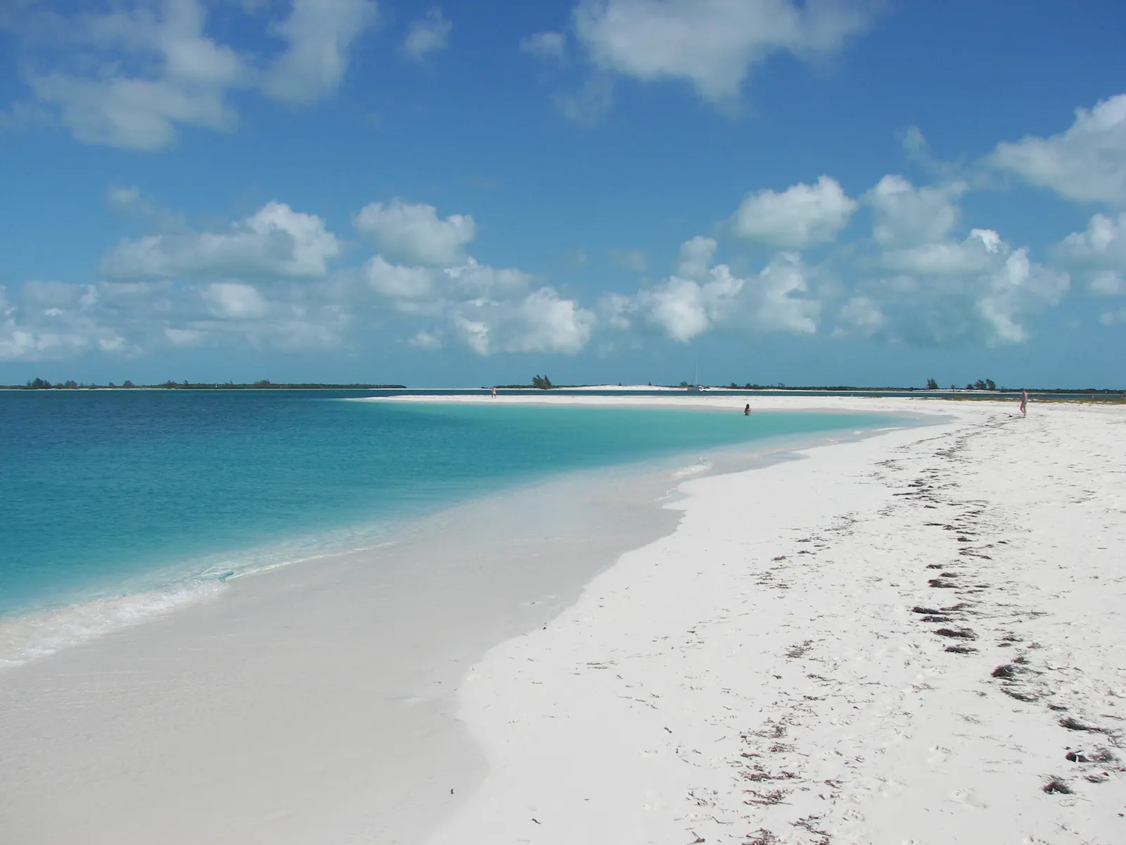 Wit zandstrand met turquoise zee en blauwe lucht met stapelwolken op Cayo Largo