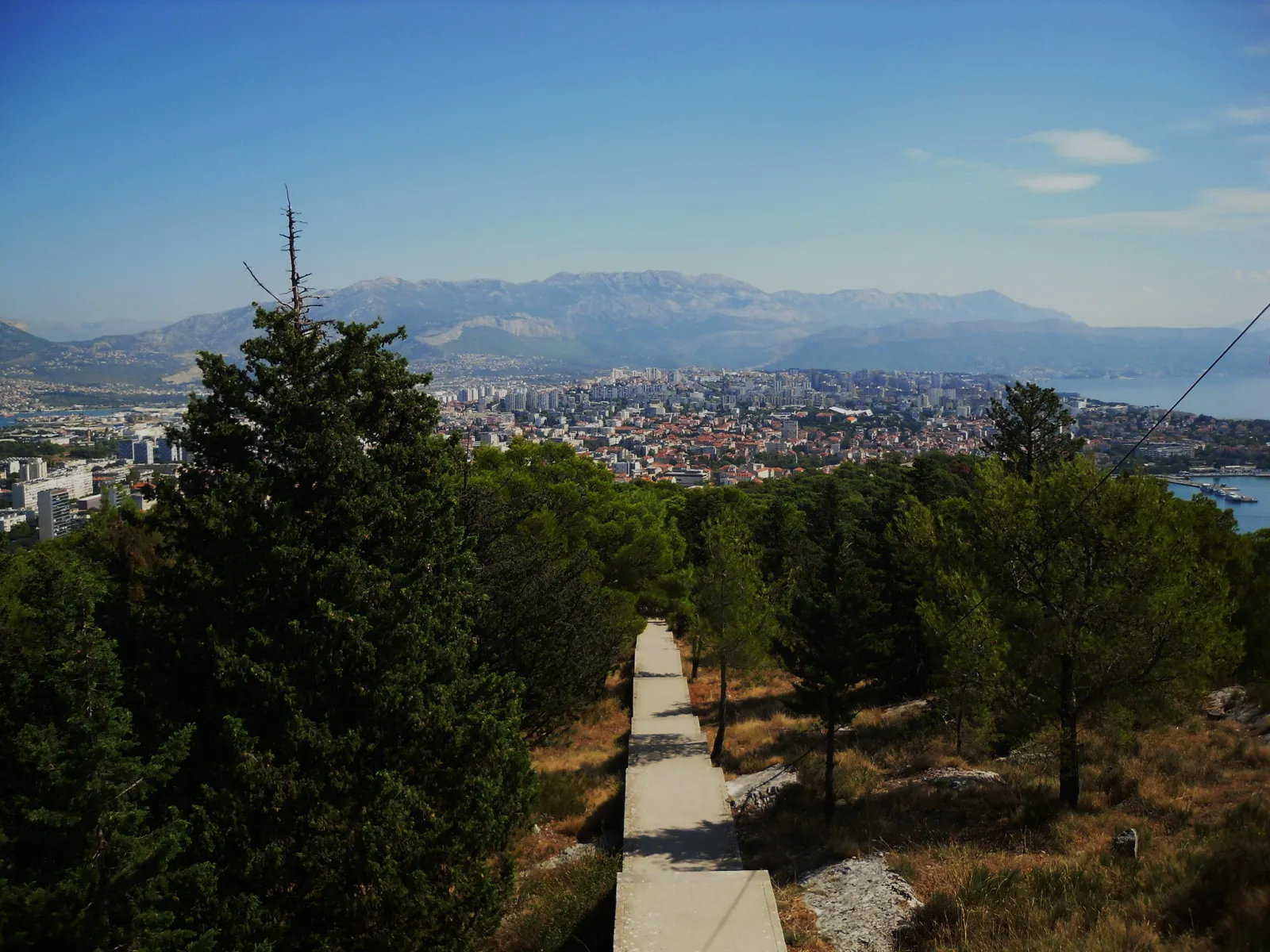Uitzicht vanaf de beboste Marjan-heuvel over Split met de stad, de zee en de bergen op de achtergrond