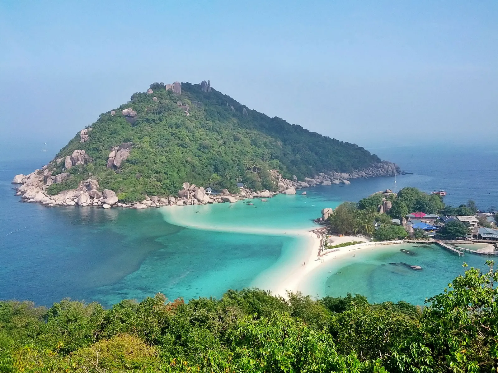 Uitzicht op Koh Nang Yuan met de witte zandbank tussen de eilanden en turquoise zee