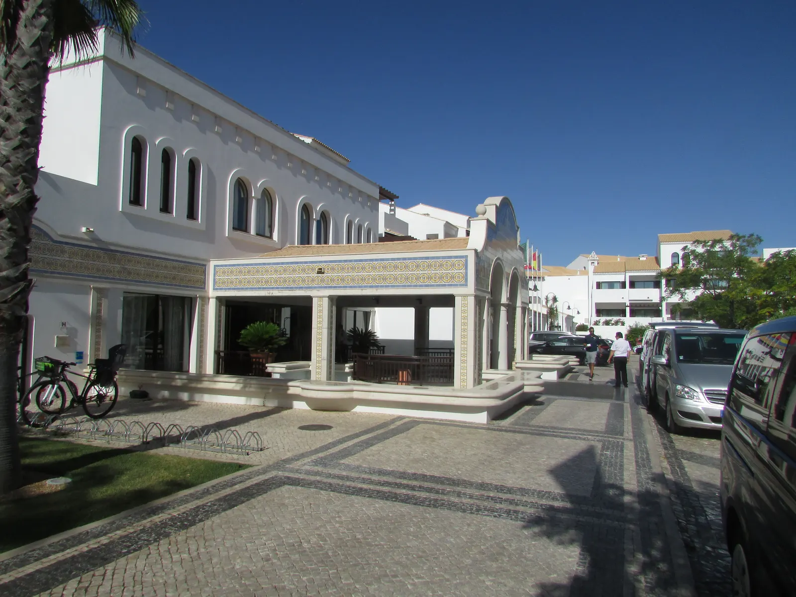 Wit gebouw in Moorse stijl met overdekte entree en geplaveid plein bij Pine Cliffs in Albufeira