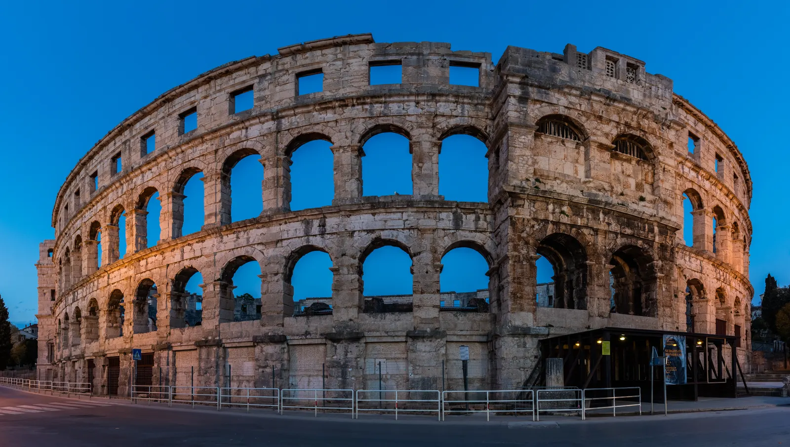 De Romeinse Arena van Pula met haar stenen bogen in het blauwe avondlicht