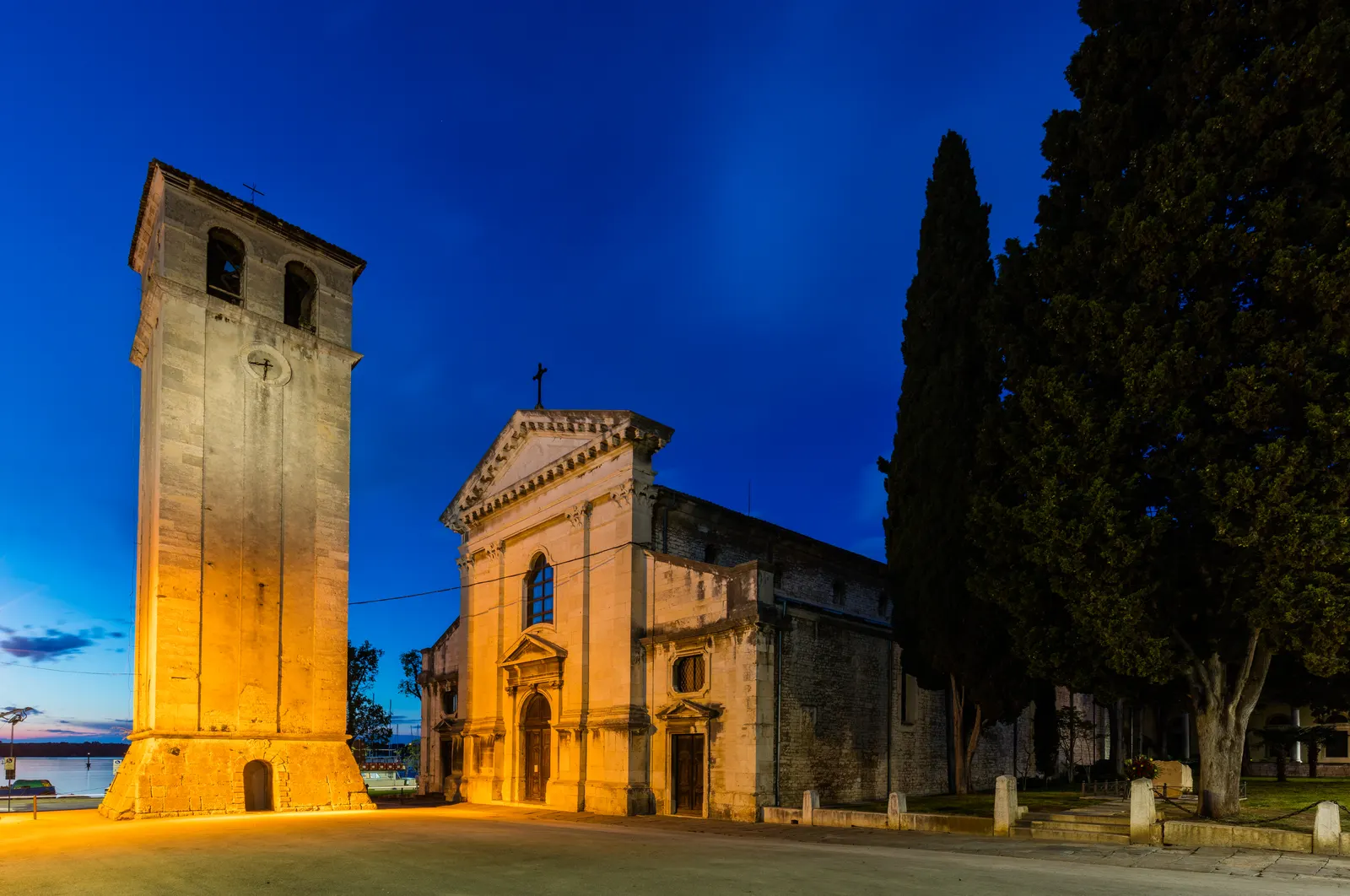 Kathedraal van Maria-Hemelvaart in Pula met losstaande klokkentoren, verlicht in het blauwe avondlicht