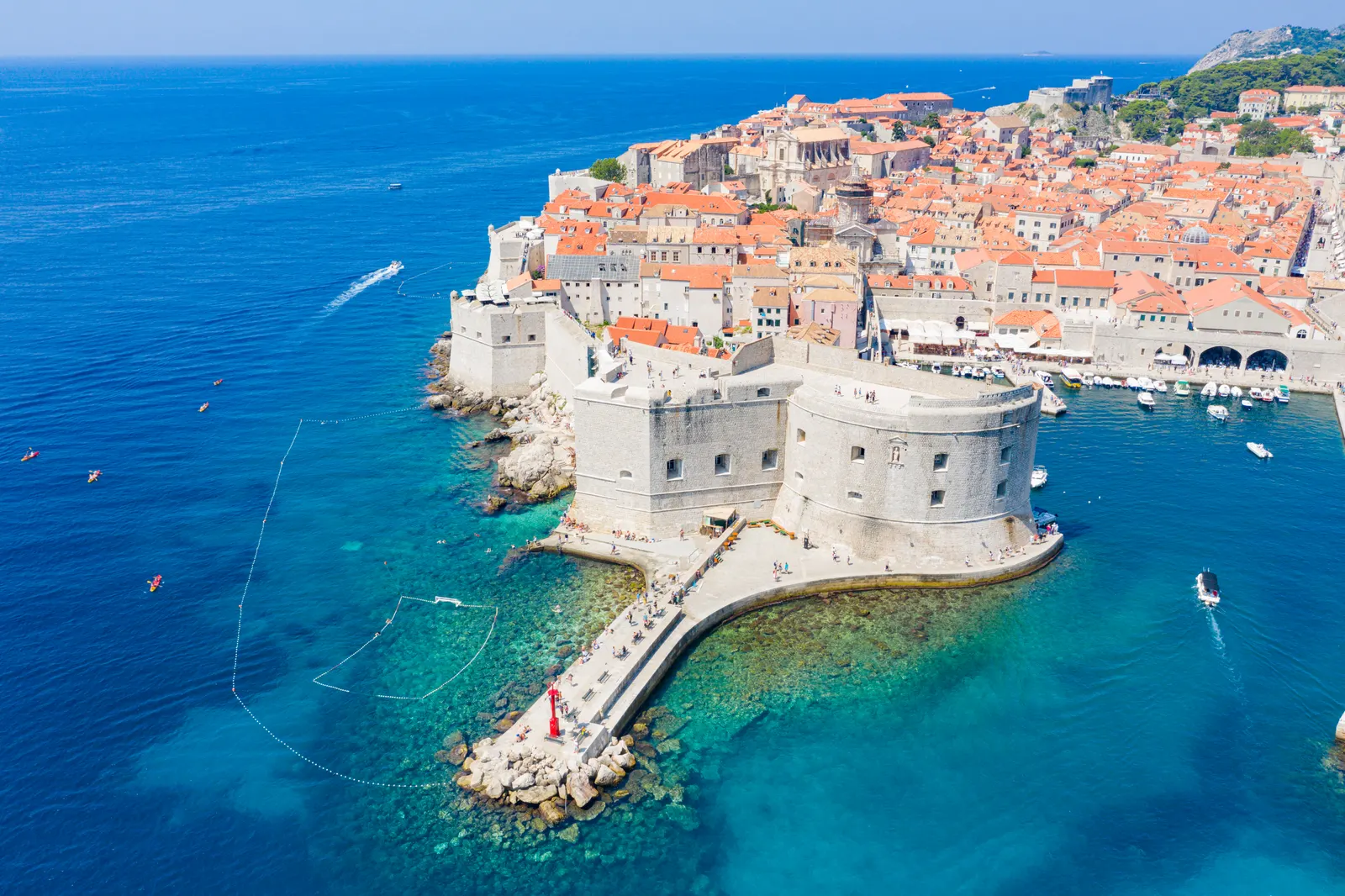 Luchtfoto van Fort St. John en de Porporela golfbreker met rode vuurtoren bij de oude stad van Dubrovnik