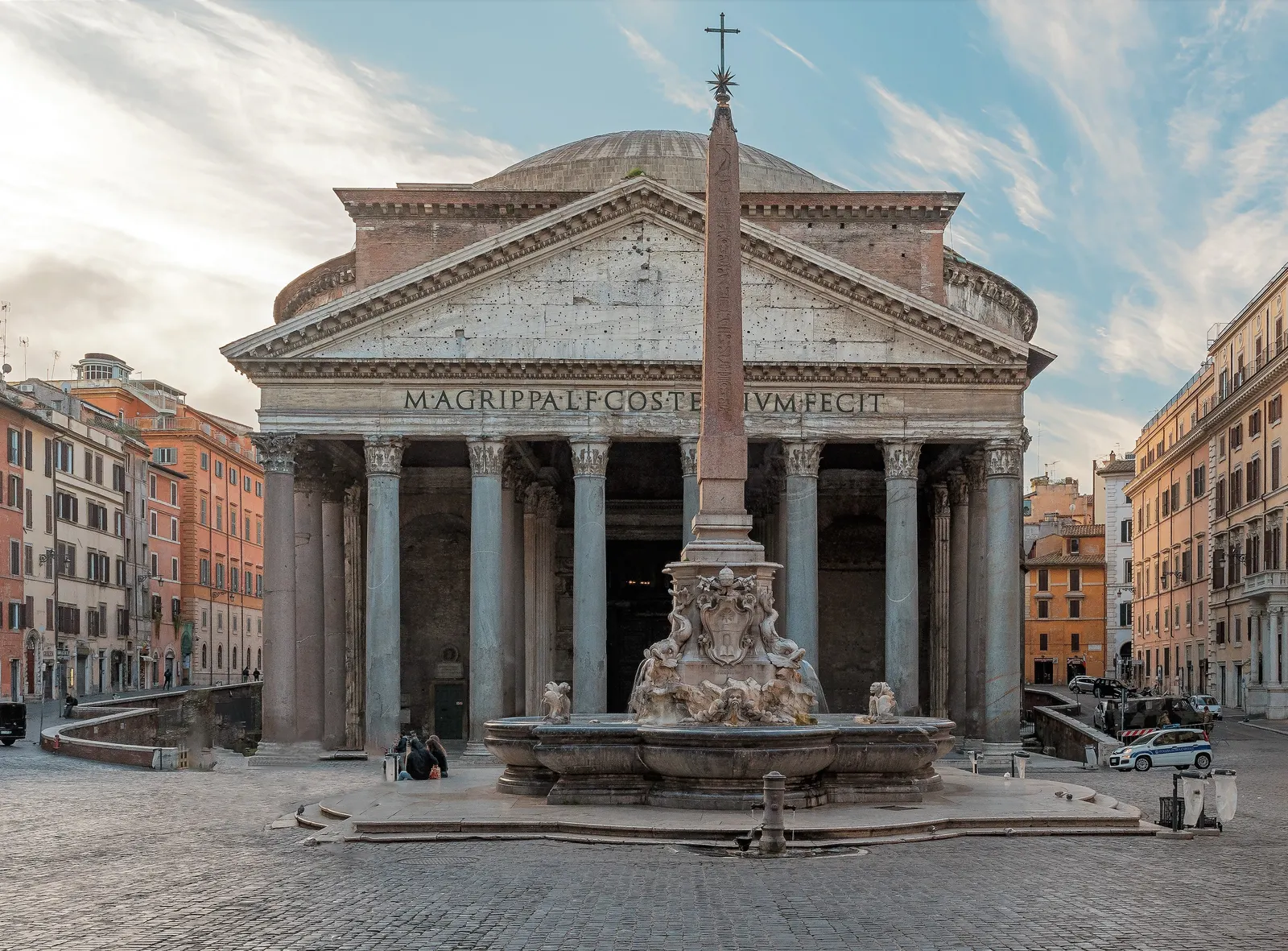 Het Pantheon in Rome met zuilenportiek en koepel, met de obelisk en fontein op het Piazza della Rotonda