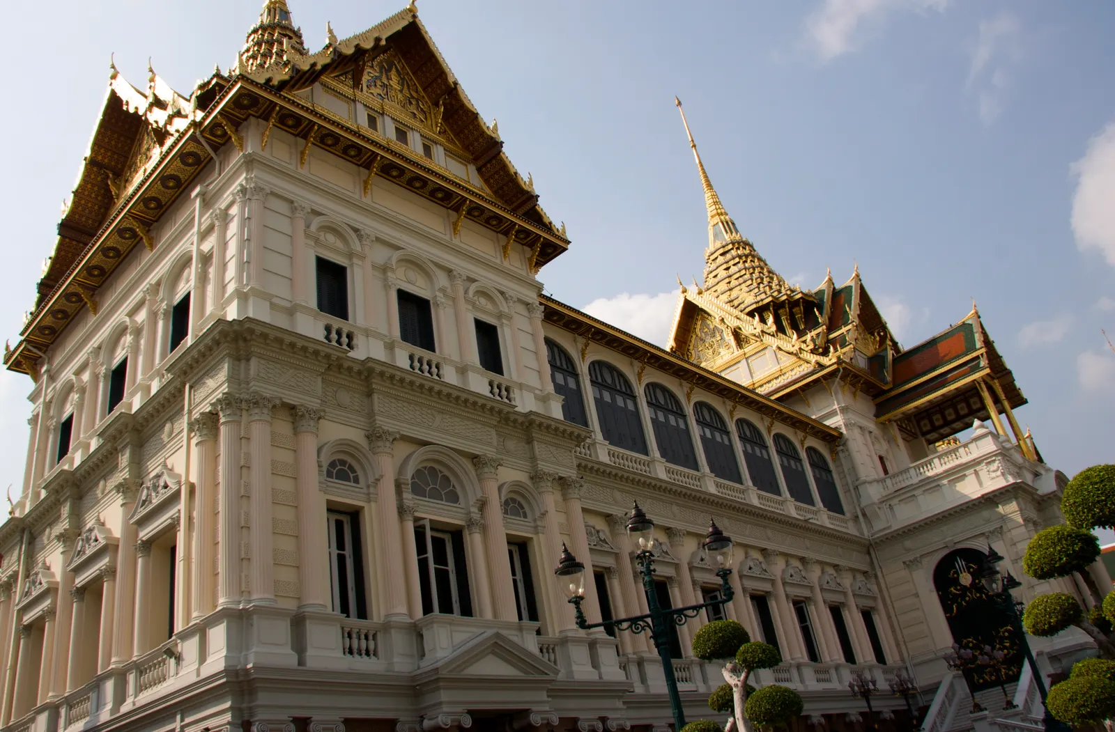 Chakri Maha Prasat-troonzaal van het Grand Palace in Bangkok met witte gevel en gouden daken