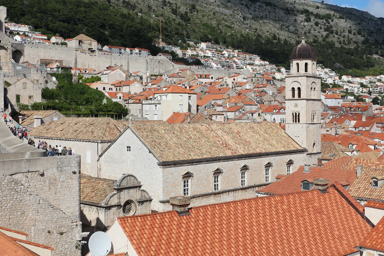 Franciscaanse kerk en klooster met klokkentoren in Dubrovnik, gezien vanaf de stadsmuren