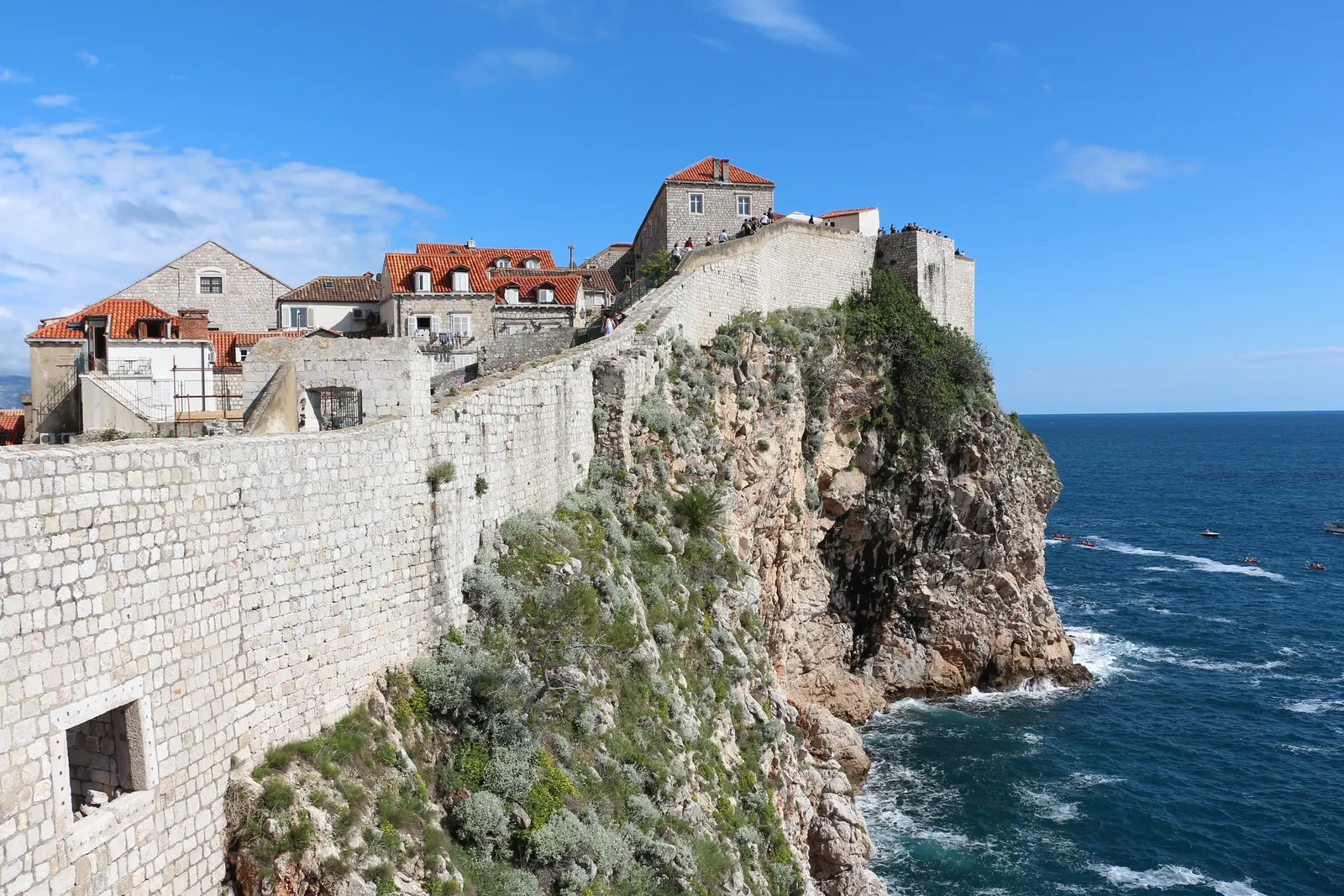 Stadsmuren van Dubrovnik op de kliffen langs de blauwe Adriatische Zee