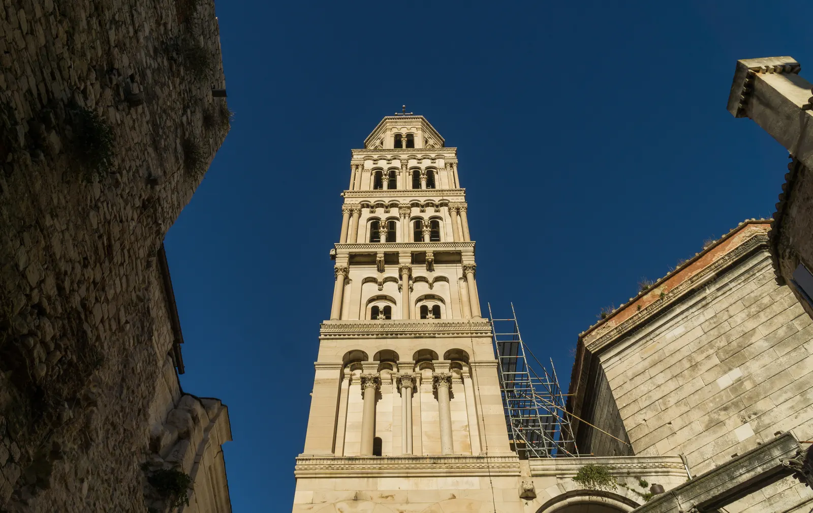 Romaanse klokkentoren van de Sint-Domniuskathedraal in Split tegen een strakblauwe lucht