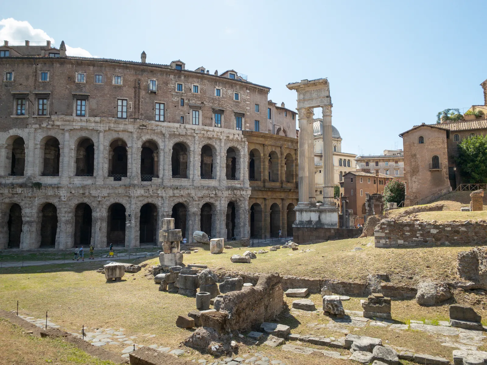 Teatro di Marcello met zijn antieke bogen en de zuilen van de Tempel van Apollo Sosianus onder een blauwe lucht